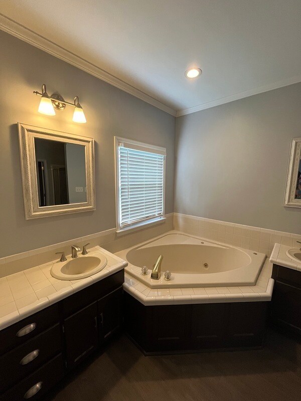 Building Photo - 2234 Londonderry Dr