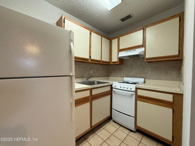 Building Photo - 195 Cardinal Dr
