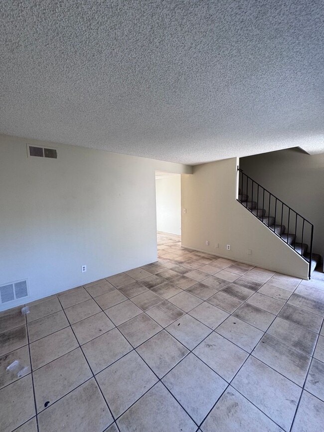 Building Photo - 2 Bedroom 1.5 Bath Attached unit available