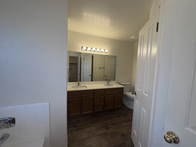Building Photo - 1801 Thomas Ct