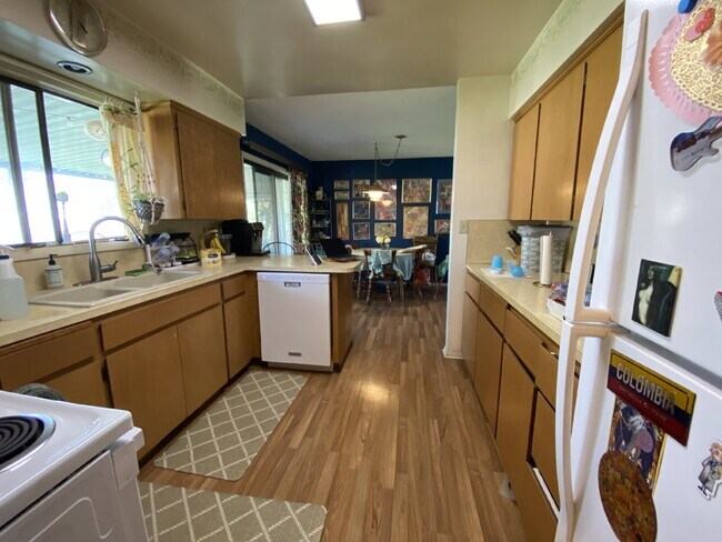 Building Photo - Massive Fenced Yard, Spacious 3BR Near Hospital, Shopping & Waterfront in Prime Bellingham Location