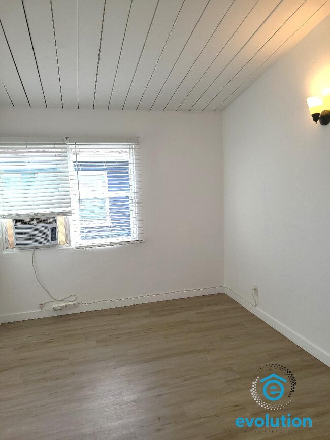 Building Photo - 4323-4333 Gresham St - 1405 Grand Ave