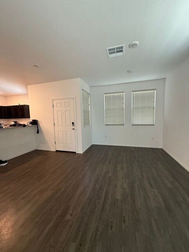 Building Photo - 3-Bed, 2.5-Bath Townhome in North Reno