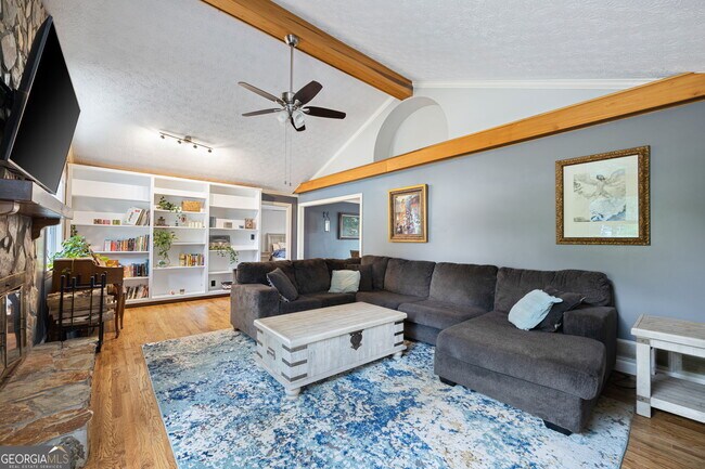 Building Photo - 2076 Lake Ridge Terrace