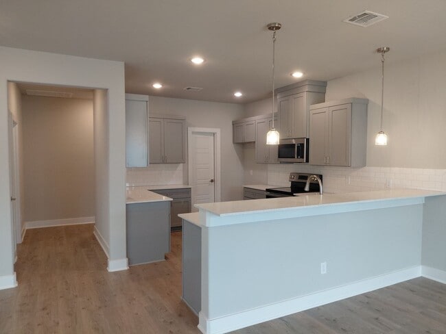 Building Photo - 3/2/2 - FENCED BACKYARD!!! GREAT NEIGHBORHOOD - Godley ISD - Summer Specials!