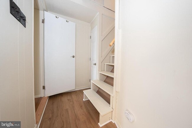 Building Photo - 437 Meadowcroft Rd