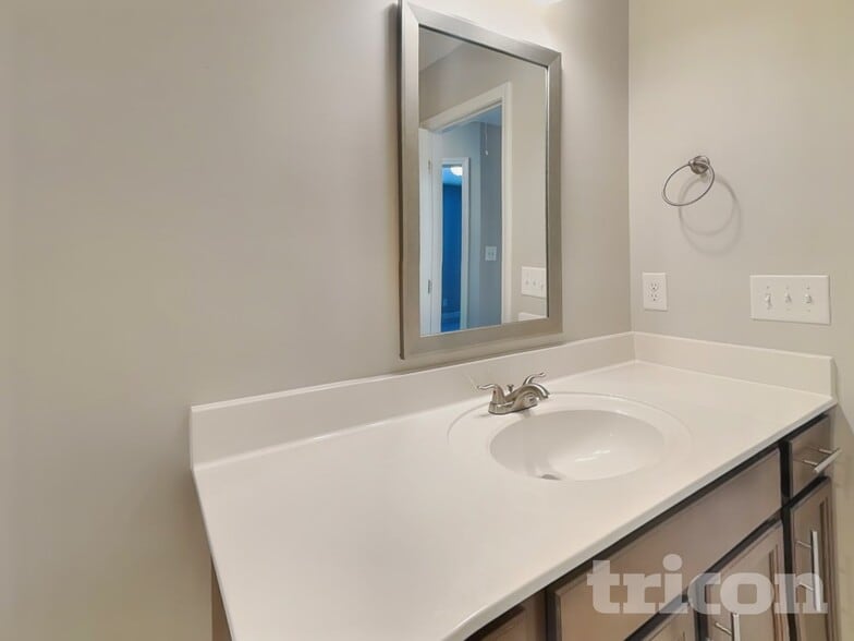 Building Photo - 204 Bonnell Dr