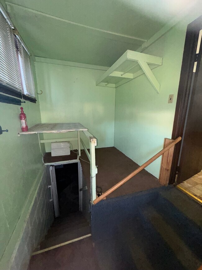 Building Photo - 420 W College St