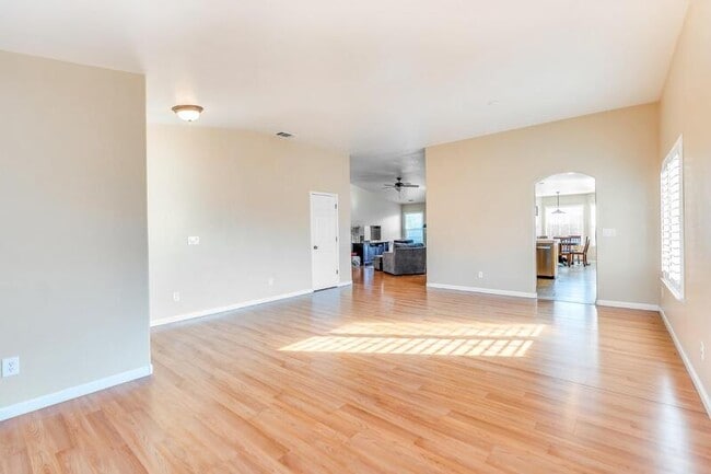 Building Photo - 679 Apricot Ct