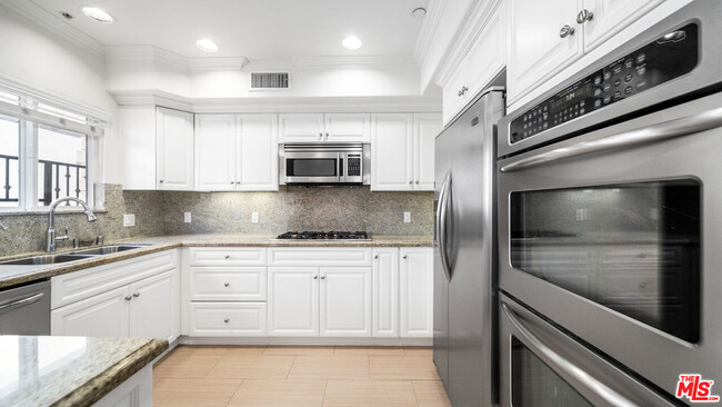 Building Photo - 1529 S Beverly Dr