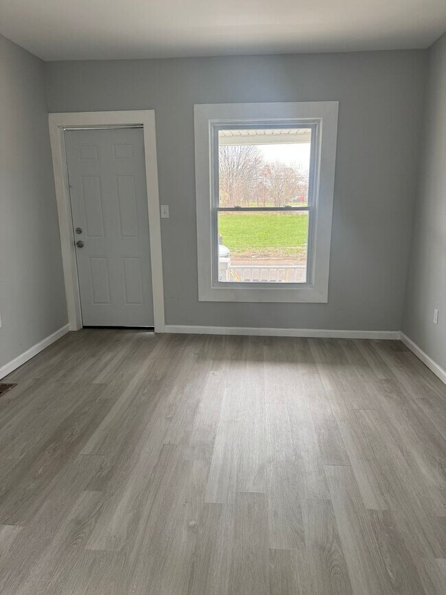 Building Photo - Fully Updated 3 Bedroom - 1 bathroom - $1,295