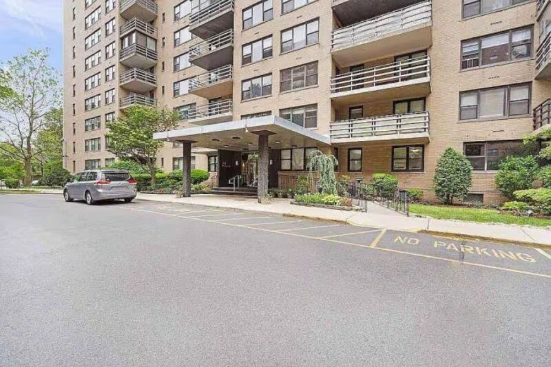 Building Photo - 201 St Pauls Ave