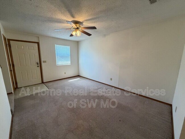 Building Photo - 1189 W Hall St