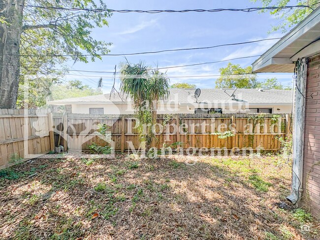 Building Photo - 420 Allamanda Dr