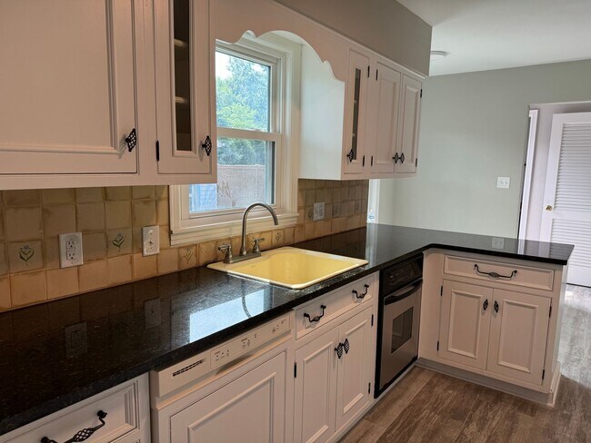 Building Photo - 3 Bedroom 2 Bathroom Single Family Home in Upper Arlington