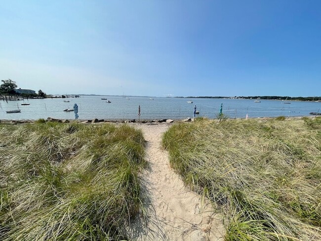 Building Photo - 14 Oak St