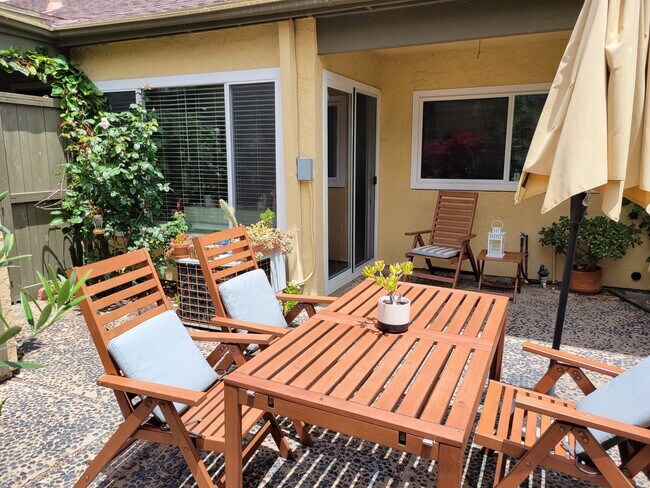 Building Photo - Centrally located 3 bedroom, 2 bathroom home.