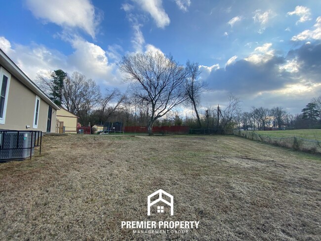 Building Photo - 3 Bedroom Home for Rent in Memphis, TN | Brick Fireplace & Fenced Backyard