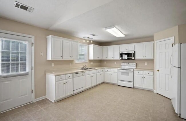 Building Photo - 323 Beryl Dr