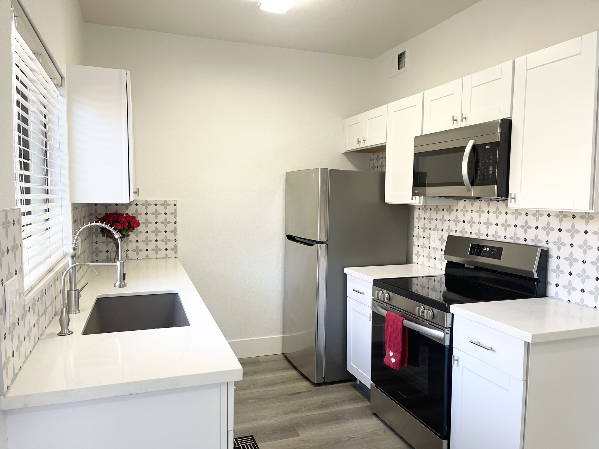 Building Photo - 9600 N 96th St