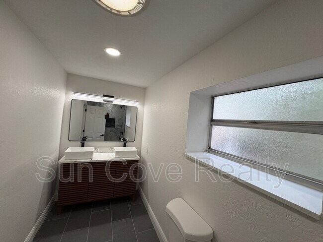 Building Photo - 807 E Genesee St