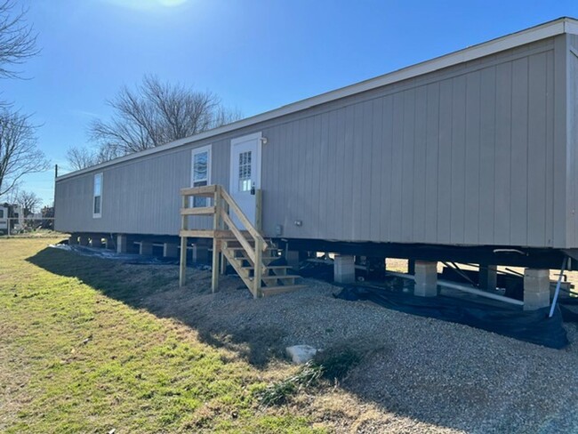 Building Photo - New 3 Bedroom 2 Bath Home in Poolville