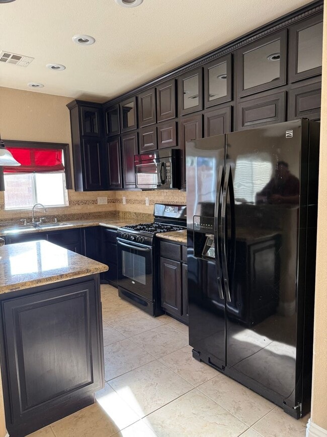 Building Photo - Fabulous Floor-Plan in Paradise Court!