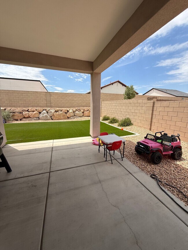 Building Photo - 675 W Cyn Pne Dr