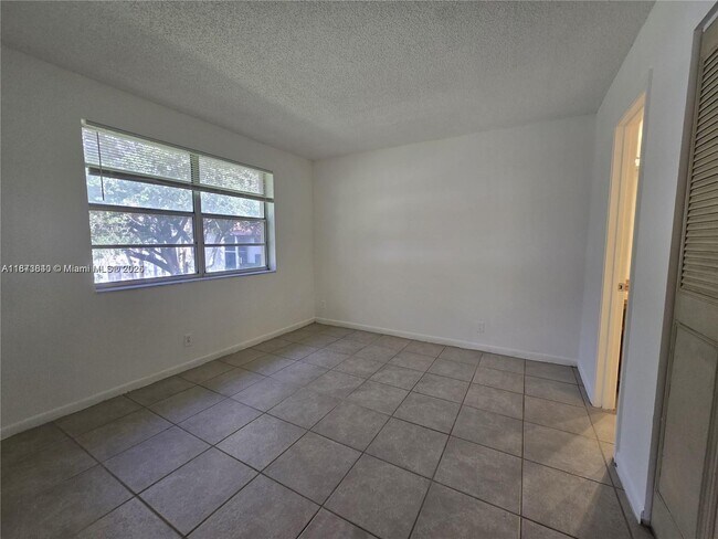 Building Photo - 824 Twin Lakes Dr