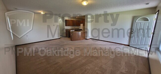 Building Photo - 740 Meadow Glen Ave