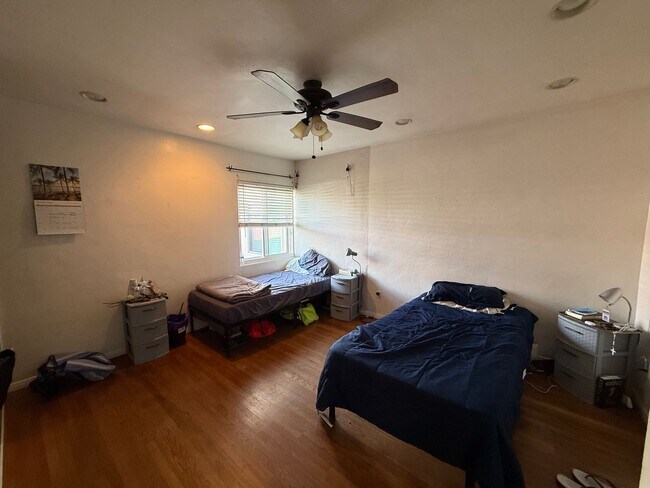 Building Photo - 5223-5225 E Falls View Dr