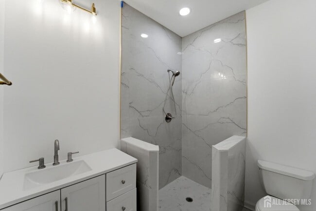 Building Photo - 704 Green Ln