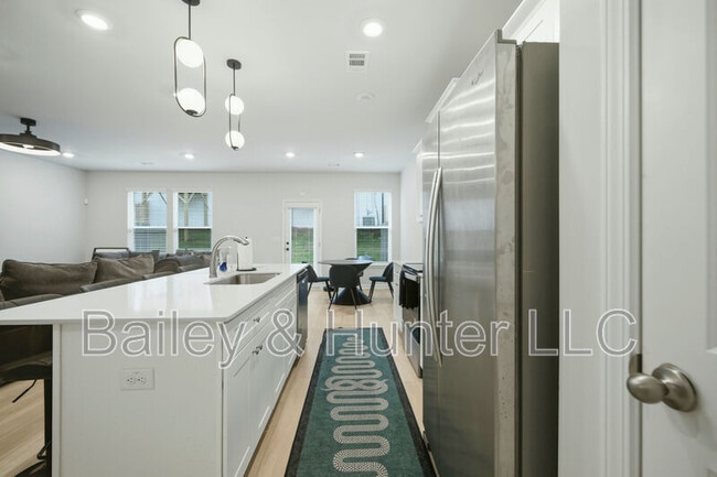 Building Photo - 409 Brooch Wy
