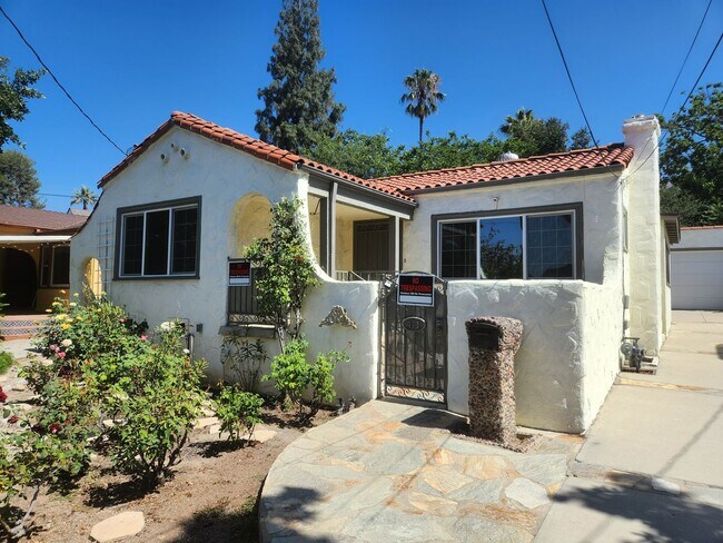 Primary Photo - Charming 3-Bedroom Home in Altadena with L...