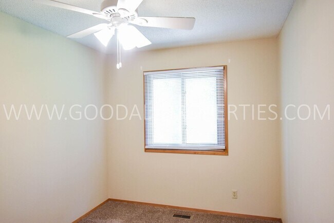 Building Photo - 3 Bedroom, 1.5 Bath Home in West Des Moines