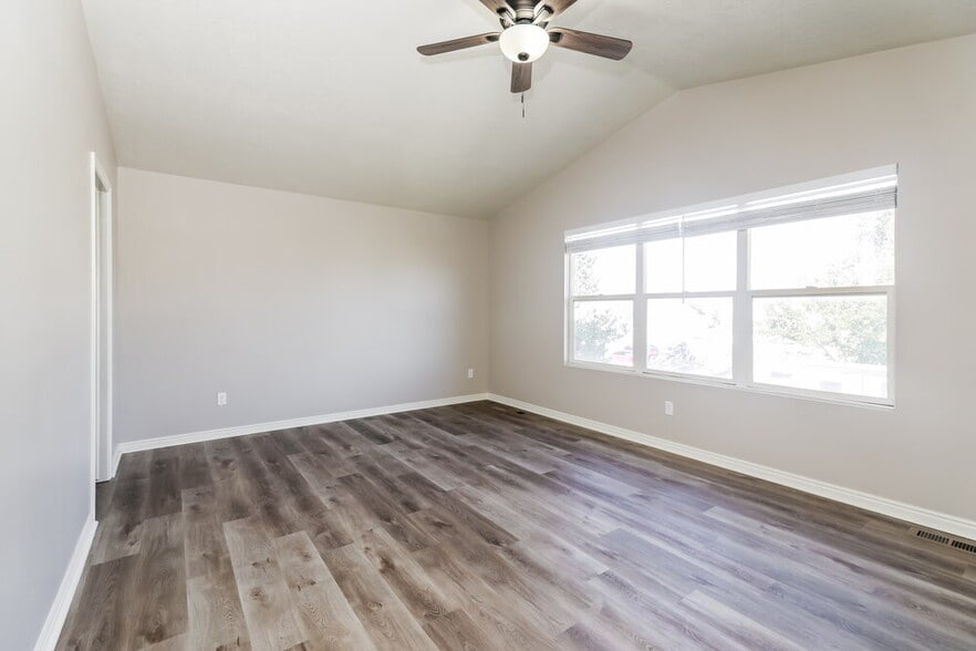 Building Photo - 686 N 410 W