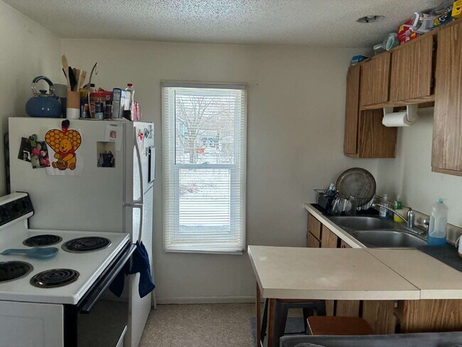 Building Photo - 2 bedroom 1 bathroom on Water street and near UWEC!