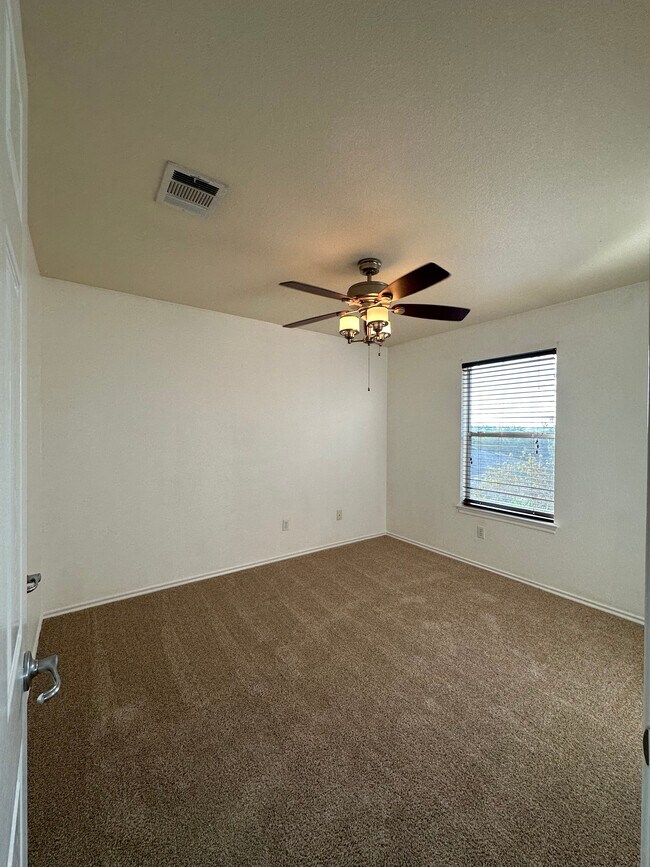 Building Photo - 2101 Charlotte Estates Dr