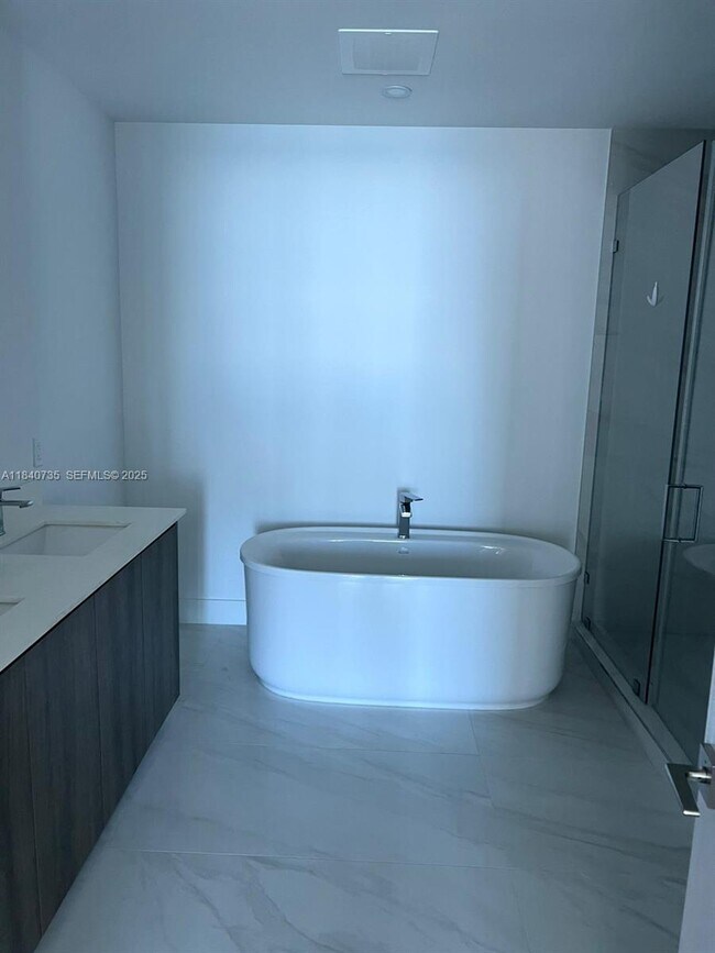 Building Photo - 17550 Collins Ave