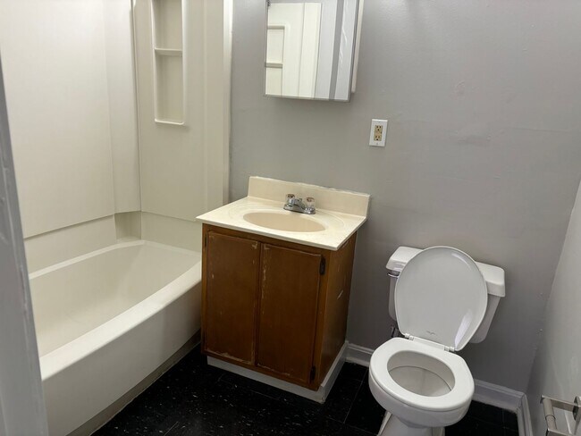 Building Photo - First floor 1 bedroom in West Louisville! Section 8 Accepted