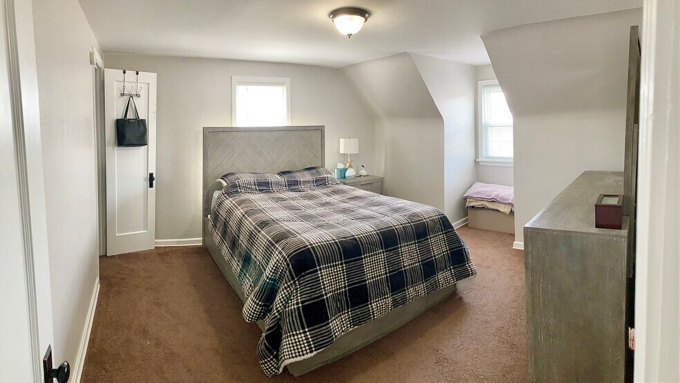 Building Photo - 144 Oak St