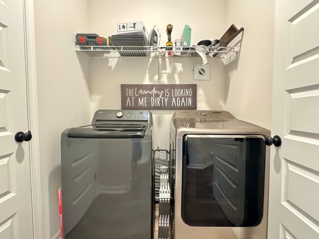 Building Photo - AVAILABLE NOVEMBER [PET FRIENDLY]