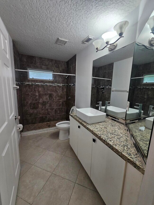 Building Photo - 3215 SE Pinto St