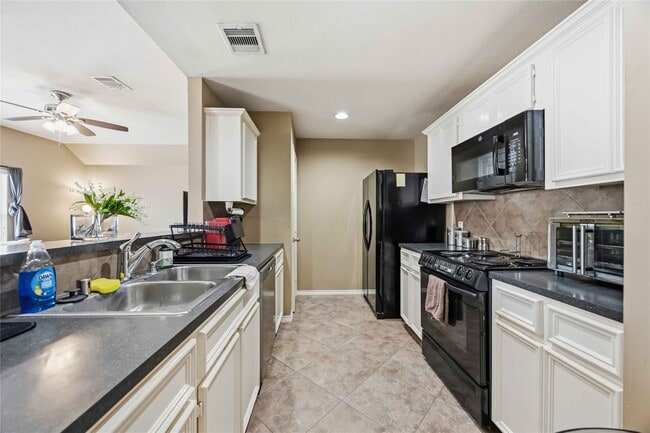 Building Photo - 7014 Woodridge Row Dr