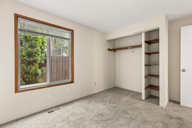 Building Photo - Must See! 3 bed/2 bath home with amazing private backyard - Double Garage/Community Pool
