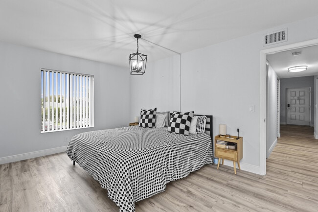 Building Photo - 629 Sea Pine Way