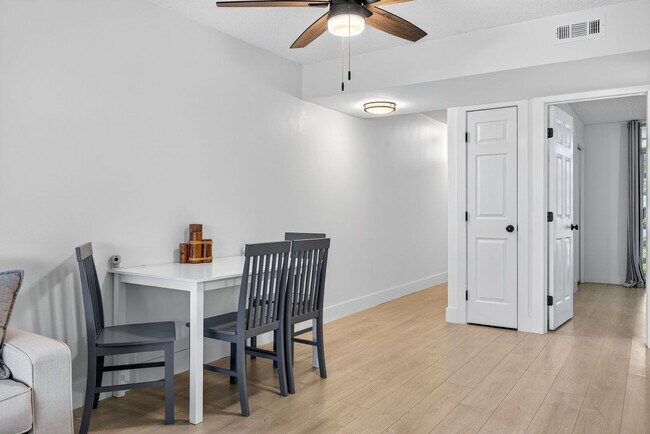 Building Photo - Vacation Rental 1 Bedroom 1 Path