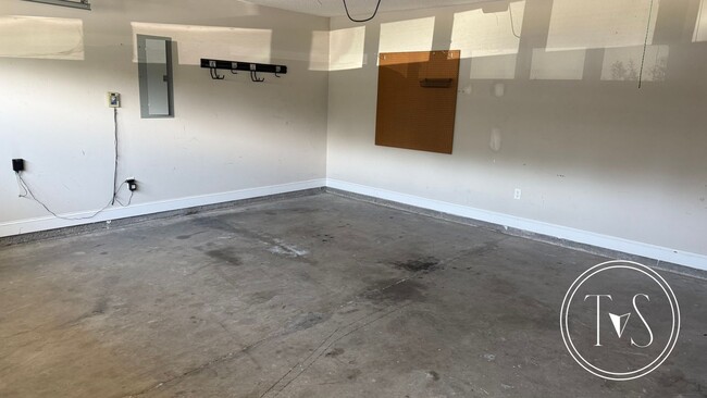 Building Photo - RATE DROP ALERT (was $1980/month) and SUMM...