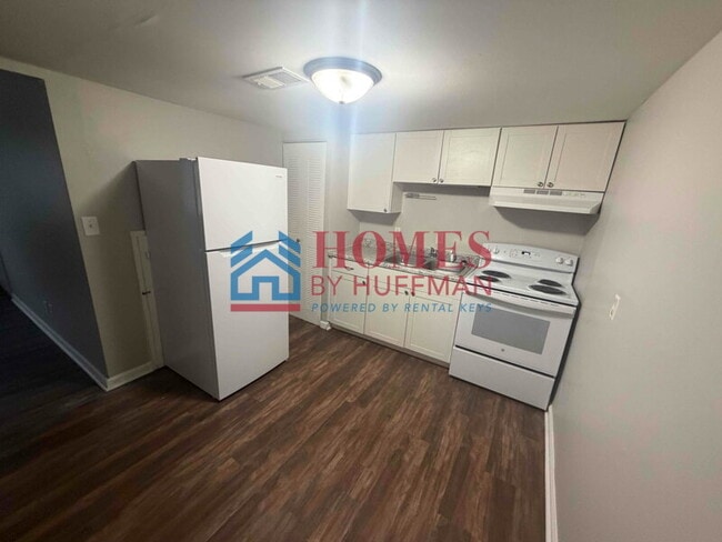 Building Photo - 2 Bedroom Apartment | Downstairs | Laundry Facility | Move In Special