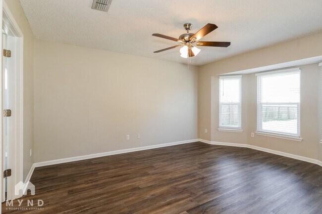 Building Photo - 2558 Glenfield Dr